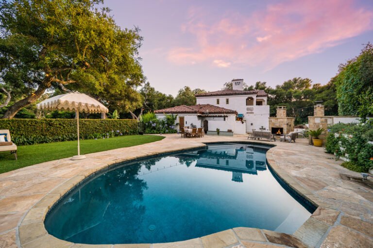 casa con piscina y cielo gris