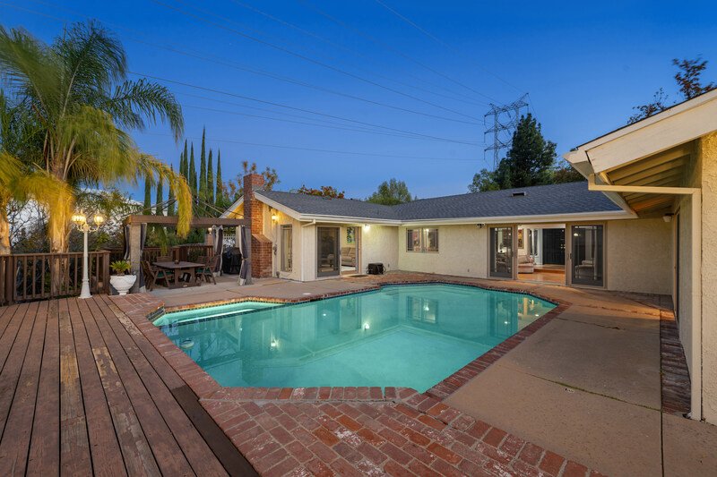 CASA CON PISCINA GRANDE Y MODERNA