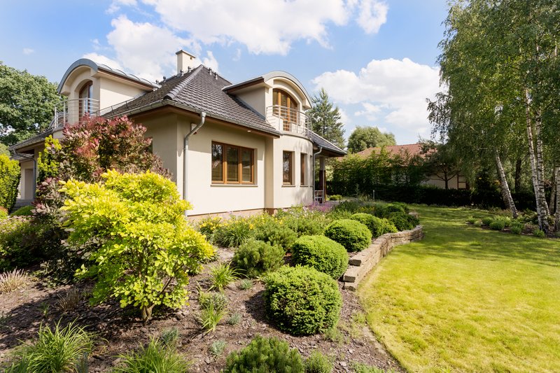 frente de casa blanca y jardin