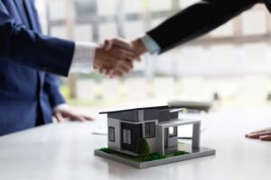 personas tomadas de la mano mientras venden una casa